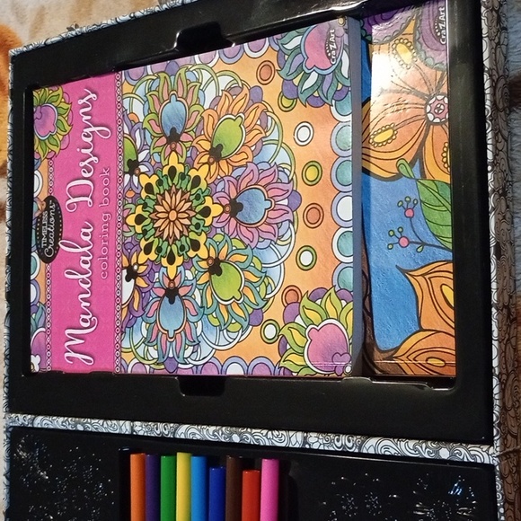 A coloring book barely used everything is slightly used its used only twice - Picture 4 of 4